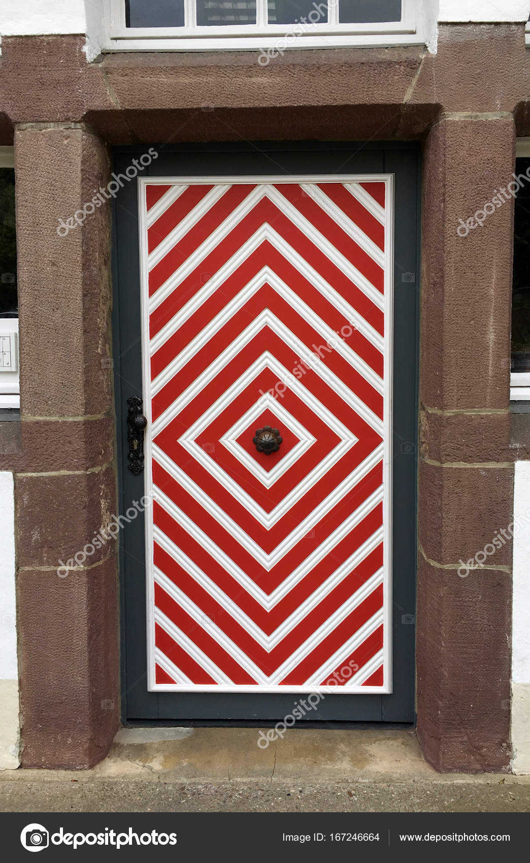 Vieille Porte En Bois Avec De La Peinture Rouge Et Blanche