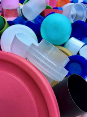 Geri dönüşüm için renkli ve kullanılan plastik kapak grubu 