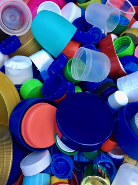 Geri dönüşüm için renkli ve kullanılan plastik kapak grubu 