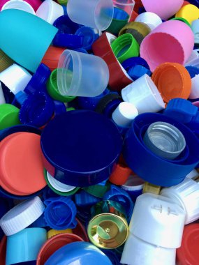 Geri dönüşüm için renkli ve kullanılan plastik kapak grubu 