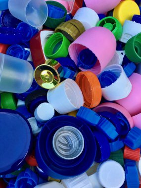 Geri dönüşüm için renkli ve kullanılan plastik kapak grubu 