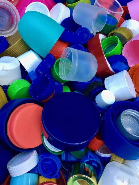 Geri dönüşüm için renkli ve kullanılan plastik kapak grubu 