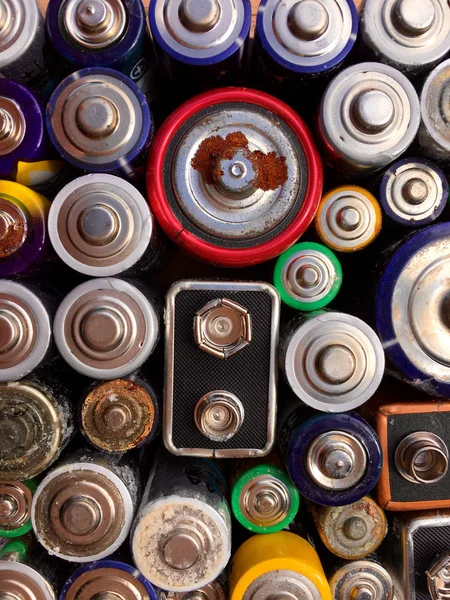 Magas szög Nézd a régi, és a használt akkumulátorok újrahasznosítása Stock Kép