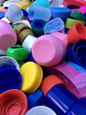 Geri dönüşüm için renkli ve kullanılan plastik kapak grubu 