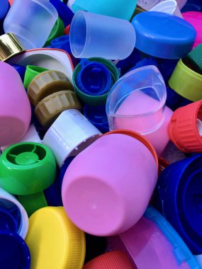 Geri dönüşüm için renkli ve kullanılan plastik kapak grubu 