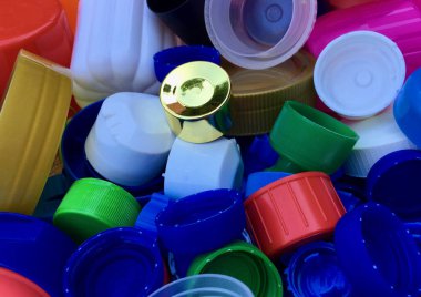 Geri dönüşüm için renkli ve kullanılan plastik kapak grubu 