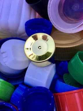 Geri dönüşüm için renkli ve kullanılan plastik kapak grubu 