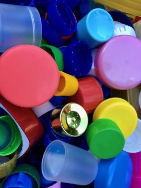 Geri dönüşüm için renkli ve kullanılan plastik kapak grubu 