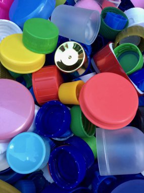 Geri dönüşüm için renkli ve kullanılan plastik kapak grubu 