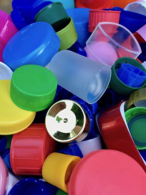 Geri dönüşüm için renkli ve kullanılan plastik kapak grubu 