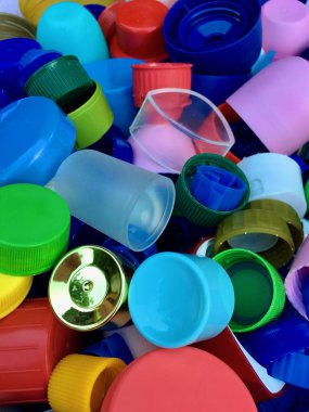 Geri dönüşüm için renkli ve kullanılan plastik kapak grubu 