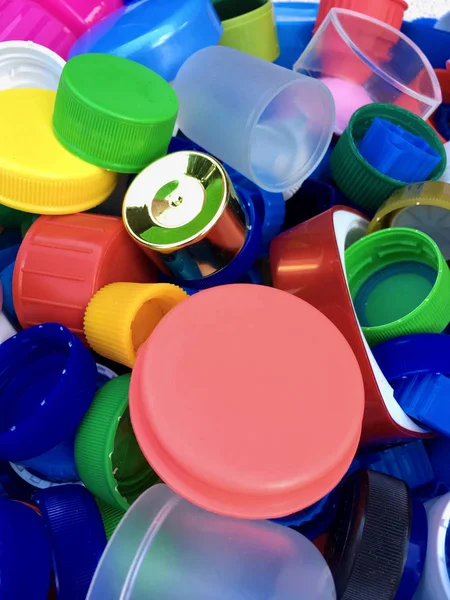 Geri dönüşüm için renkli ve kullanılan plastik kapak grubu 