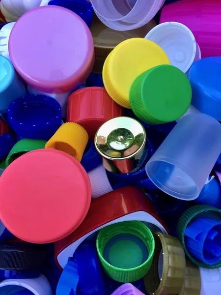 Grupo de cubierta de plástico colorido y usado para el reciclaje — Foto de Stock