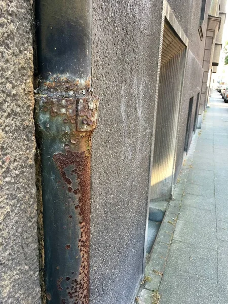 Very old and rusty down pipe on residential building — Stock Photo, Image