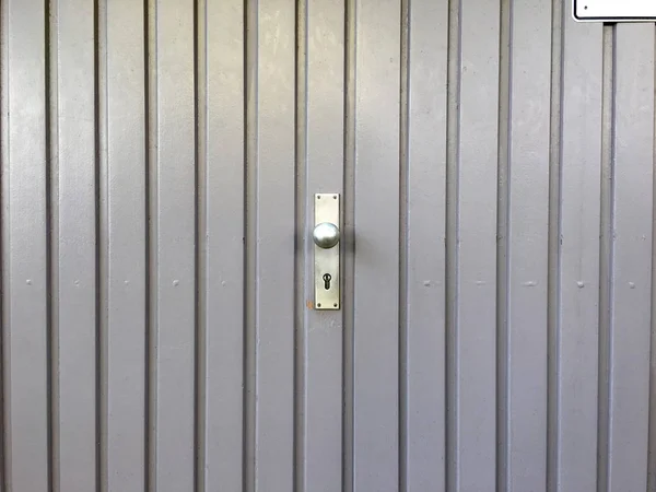 Porta de madeira velha de uma garagem com cor cinza — Fotografia de Stock