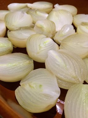 Bir pişirme çanağı içinde haşlanmış soğan yüksek açılı görünüş 