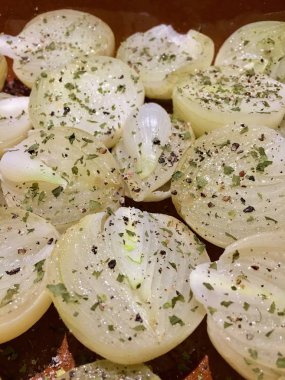 Bir pişirme çanağı içinde haşlanmış soğan yüksek açılı görünüş 