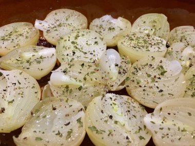 Bir pişirme çanağı içinde haşlanmış soğan yüksek açılı görünüş 