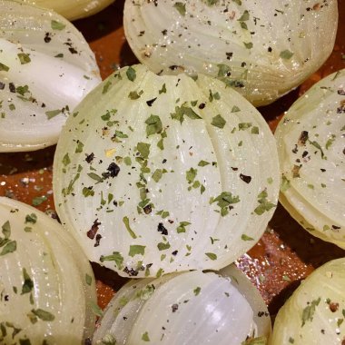 Bir pişirme çanağı içinde haşlanmış soğan yüksek açılı görünüş 