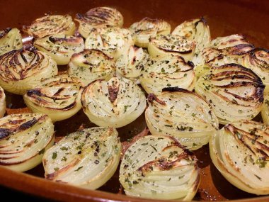 Izgara soğan bir pişirme çanağı içinde yüksek açılı görünüş 