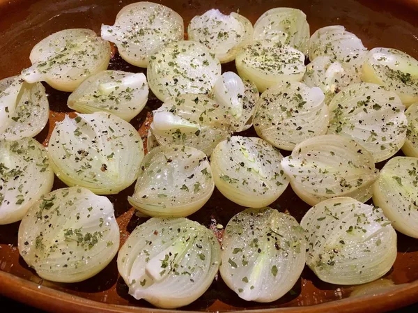 Wysoki kąt widzenia na parze cebuli w naczyniu do pieczenia — Zdjęcie stockowe