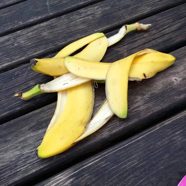 Три Бананові Шкірки Дерев Яному Столі Впритул — стокове фото
