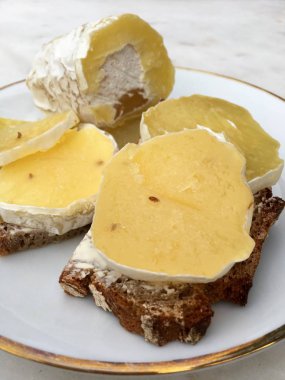 Beyaz tabakta Harz peynir taze ekmek üzerinde 