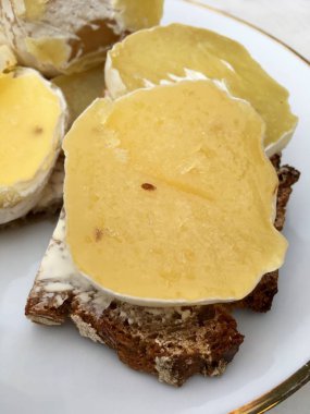 Beyaz tabakta Harz peynir taze ekmek üzerinde 