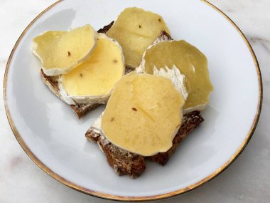 Beyaz tabakta Harz peynir taze ekmek üzerinde 