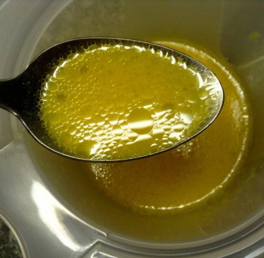 Taze yağ soyunma salata için limon suyu ile yüksek açılı görünüş 