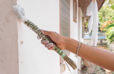 Boya duvarlar. Bir fırça kullanarak ressam boyalar