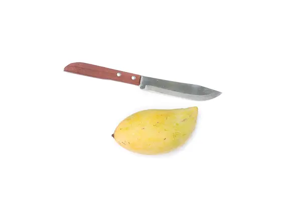 Mangue et couteau sur fond blanc . — Photo