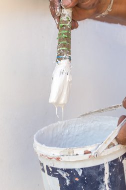 Beyaz boya fırça ile boya