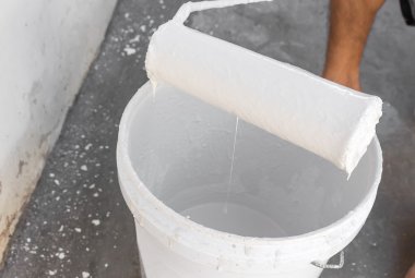  beyaz boya boya silindiri ile damlama