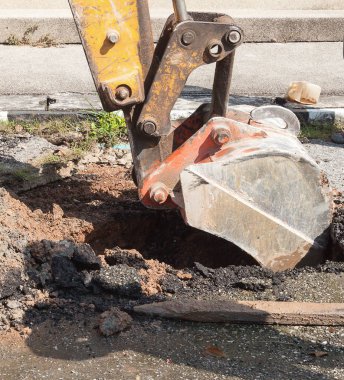 Tamir boru su ve kanalizasyon yolda çalışma Ekskavatör