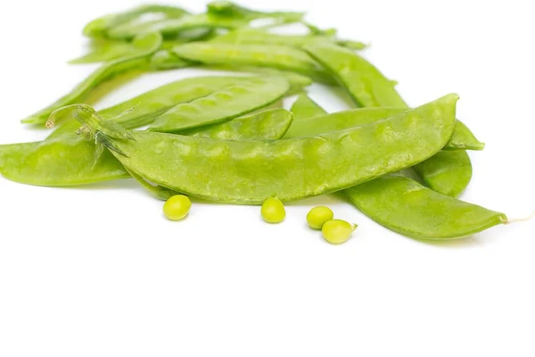 Haba de hilo guisantes verdes frescos, azúcar guisante, guisantes verdes sobre fondo blanco — Foto de Stock
