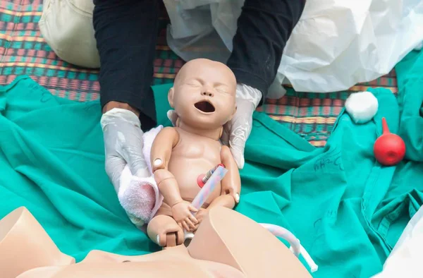 Lekarz, sanitariusz, szkoleń w ułatwiające poród noworodka — Zdjęcie stockowe