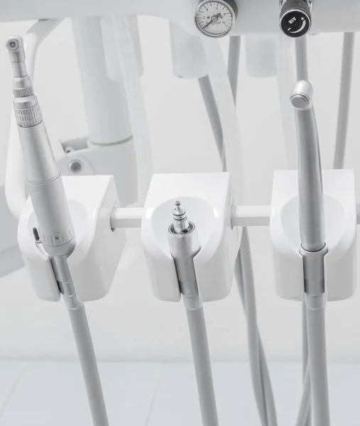 Diferentes instrumentos y herramientas dentales, en un consultorio de dentistas — Foto de Stock