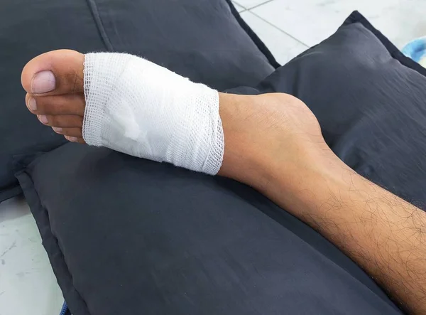 Förbandsgas bandage foten, behandling av patienter med fotsår, manliga — Stockfoto