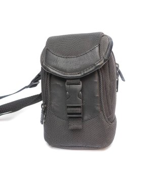 Beyaz arka planda siyah kamera çantası