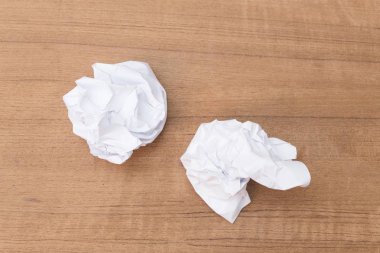 Beyaz kağıt levha, kağıt Crumpled kağıt topu, bir ahşap zemin zemin üzerine