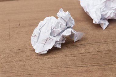 Beyaz kağıt levha, kağıt Crumpled kağıt topu, bir ahşap zemin zemin üzerine