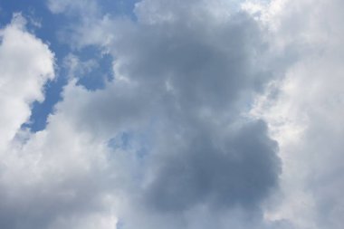 Beyaz bulutlar ve boyaılham ile mavi gökyüzü 