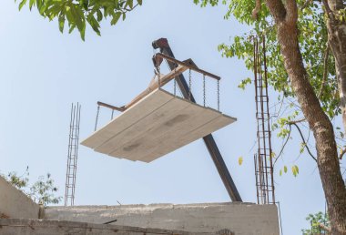 Endüstriyel vinç çalışma çimento levha yüklenmesini eksilerini içinde çalışır.