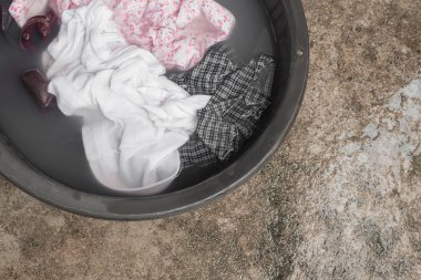 Renkli elbise temiz basin ıslak