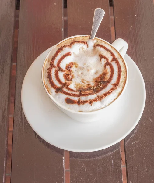 Tasse de café dans une tasse blanche sur une table en bois . — Photo