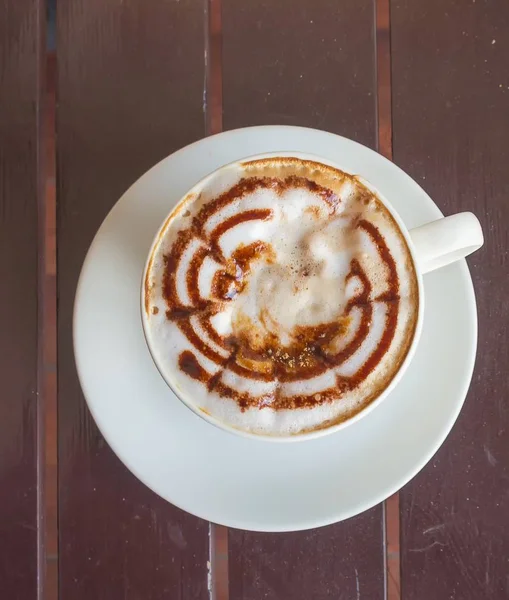 Xícara de café em uma xícara branca na mesa de madeira . — Fotografia de Stock