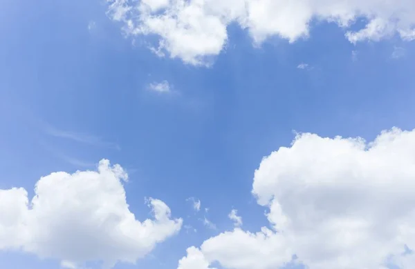 Céu azul é coberto por nuvens brancas e nuvem de chuva — Fotografia de Stock