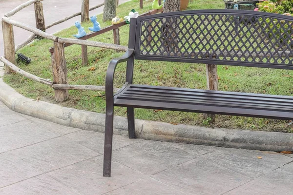 Metalowe krzesło brązowy w parku na zewnątrz. — Zdjęcie stockowe