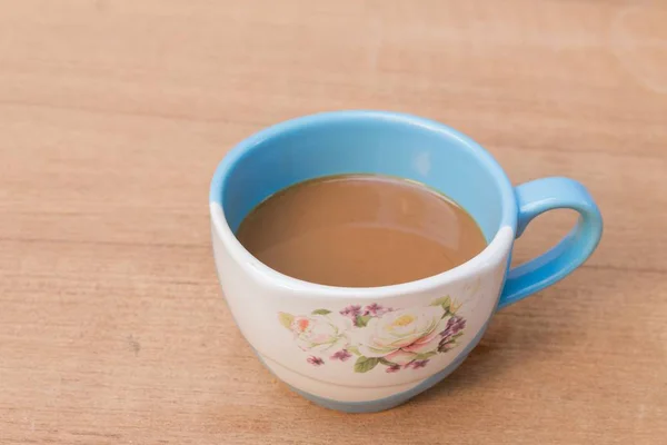 Кофе утром на деревянном столе, выберите фокус передней чашки — стоковое фото